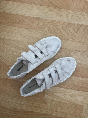 Beige sneakers  - Beige sneakers från Even&Odd, endast använda ett fåtal gånger. 