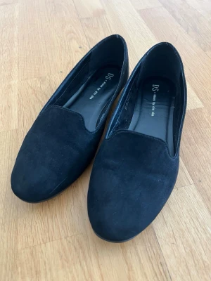 Ballerinas - Jättefina eleganta ballerinaskor från Din Sko!   Använda ett fåtal gånger.