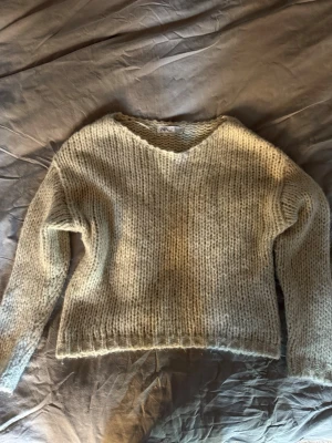 Beige stickad tröja från ZARA - Mysig grå stickad tröja från ZARA med v-ringning och grovstickad struktur. 