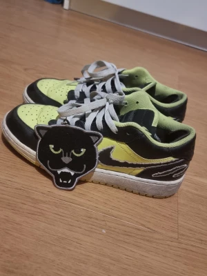Svart och grön Nike sneaker low - INSTABOX!!! Säljer ett par sneakers från Nike i svart och grön med vit sula och vita skosnören. Skorna har en låg siluett och en unik Swoosh-detalj på sidan. Ovandelen är i läder och mesh för extra komfort och stil. TVÄTTAS VID KÖPET