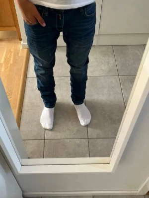 Mörk blå replay slim fit jeans - Riktigt snygga mörkblåa replay jeans, säljer dom då de är för små för mig. 