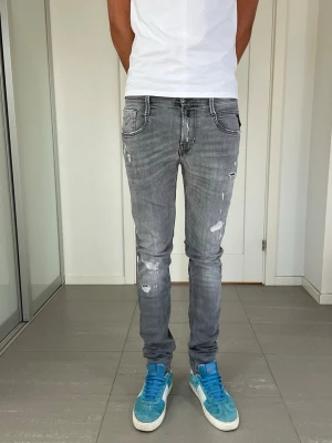 Replay Anbass Jeans  - Säljer nu dessa Replay Anbass Jeans, W30 o L32 med mått ca 38 o 108 cm. moddelen är 183 och väger 68 kg. PRISET ÄR FAST, INGA BUD. Skriv för fler bilder/frågor🙌🏼