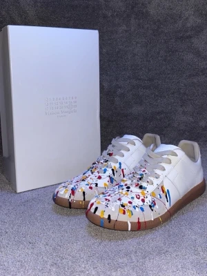 Maison margiela gats paint splatter - Hej, säljer mina maison margiela gats paint splatter, dom är i storlek 43 och i mycket bra skick då dom inte har några defekter osv.vid frågor och funderingar är det bara att skriva