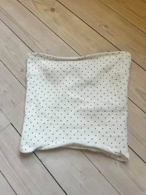 Vit tubb tröja med små svarta prickar - En tubb topp från Gina, storlek S🥰
