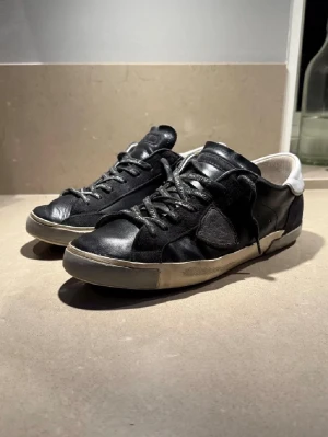  philippe model psrx  - Svarta philippe model psrx i storlek 42 men passar perfekt för mig som i vanliga fall har 43. Bra skick förutom lite små skavanker, läder och mocka behandling är gjorg samt en välgjord rengöring. Kom gärna med frågor eller funderingar 🙌😀