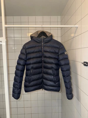 Colmar jacka dam - Italiensk storlek 48, motsvarar damstorlek XL.