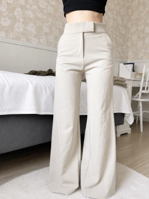 Beiga kostymbyxor  - Beiga kostymbyxor från H&M 🤍  Högmidjad modell med snygg, elegant passform. Extremt sköna och stretchiga, så de är lika bekväma som de är snygga ✨  Endast provade när jag fick hem dem och är därför i nyskick.  💰 150 kr + frakt