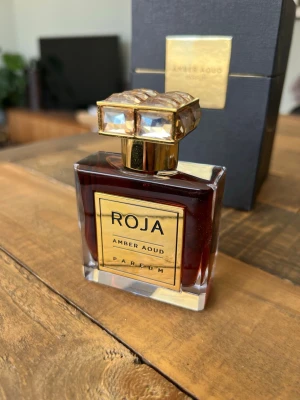 Roja Amber Aoud Parfum  - Roja Parfums Amber Aoud är en exklusiv och lyxig doft med en varm, djup och orientalisk karaktär. Den kombinerar oud, amber och kryddiga toner med en elegant sötma. En kraftfull parfym med mycket bra hållbarhet och en tydlig, sofistikerad doftprofil.