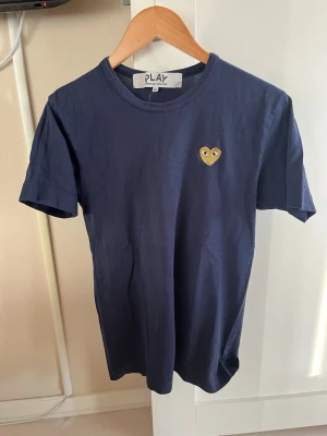T-shirt från comme des garçons - Snygg mörkblå t-shirt från comme des garçons