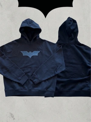 Batman Hoodie | Handmade  - Tjena, jag säljer denna feta hoodie med batman tryck av denim. Jag har sytt på trycket själv  Originaltröjan är från Lager 157 i modellen LUKA (Sista bilden)  🧶Material🧶 95% Bomull 5% viskos  Storlek M✅ Svart✅  📏Mått📏 - Längd 69 cm - Axelbredd 66 cm - Axel till ärmslut 60 cm  Hör av dig om du har någon fundering så löser vi det!