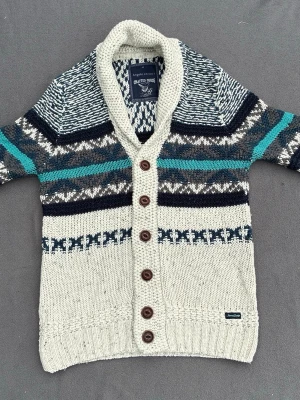 Unik ull cardigan / kofta - Riktigt snygg unik cardigan / kofta i fin färg i ullblandning. Storlek M, sitter som S. Fint skick.