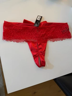 Trosor Mshop - Helt Nya - Samma som med de andra trosorna jag säljer så blev dessa ett impulsköp på Mshop när jag var nere i Ullared! 😂 Aldrig ens provat dessa, de har bara legat i garderoben sen köp. 😂🌸 Rosetten där bak går att knyta hur man vill. 😁Nypris 349:- 