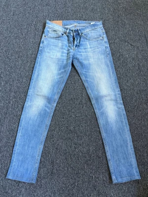 Dondup Jeans - Storlek 30. Skick 9/10. Nypris 3000, vårat pris 899. Pris är förhandlingsbart vid snabb affär. Hör av dig vid minsta lilla fundering. 