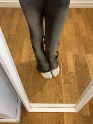 Svarta bootcut jeans från Cheap Monday - Säljer ett par svarta bootcut jeans från Cheap Monday med slitna detaljer och cool tvätt. Storlek 23/30