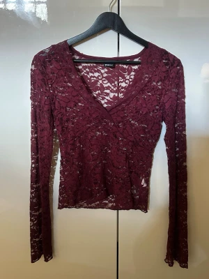 Vinröd uringad spetstopp - Säljer denna fina vinröda toppen från Gina Tricot😍Bara andvänt några gånger och är i mycket bra skick 🙌🏻💖
