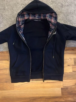 Mörkblå Leon Marcel Hoodie - Riktigt snygg Leon Marcel hoodie. Bara använt den 4-5 gånger. 