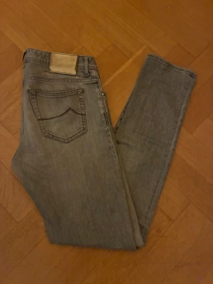 Jacob Cohen jeans - Ett par ljusgrå jeans från Jacob Cohen, i strl 34! Mått kommer här: Byxlängd: 110cm, Midja: 43cm, Byxöppning 16cm. Hör av dig vid minsta fråga!🌟 