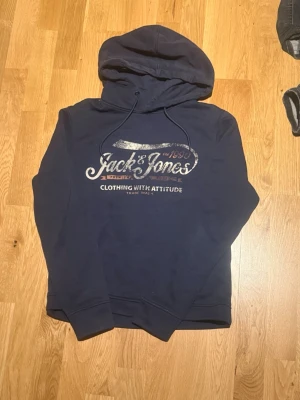 Jack n Jones hoodie  - Säljer en lite schysstare hoodie av märket Jack n Jones. Hoodien är i storlek S. Den passar till de flesta outfits och är riktigt varm och skön att ha på sig. Tveka inte på att höra av er vid frågor eller fler bilder. Pris är diskuterbart vid snabb affär