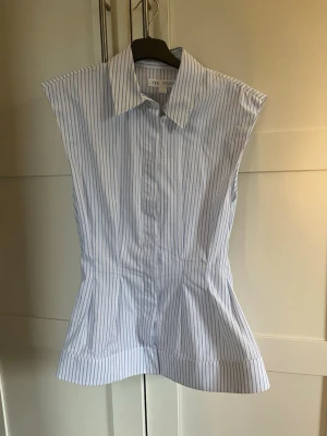 Top - Snygg topp från Zara som knappt är använd. Skriv vid frågor!