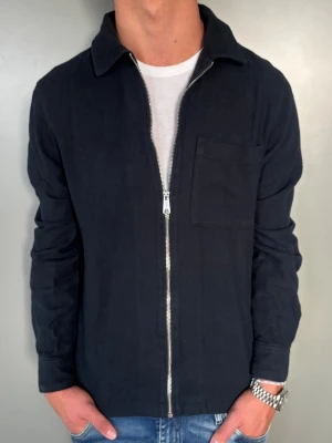 Svart Overshirt - Strl - S | Skick - 10/10 | Nypris - ca 1400kr | Vid minsta lilla fundering är det bara att höra av sig!