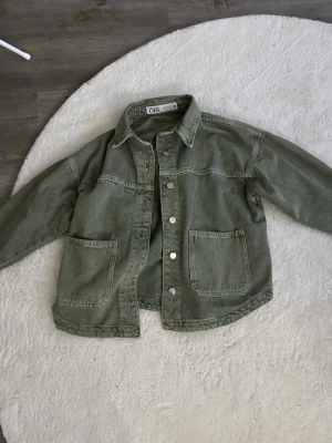 Zara - Säljer denna populära jeansjackan ifrån Zara. Den är i storlek xs men är som en s. Endast använd en gång💕
