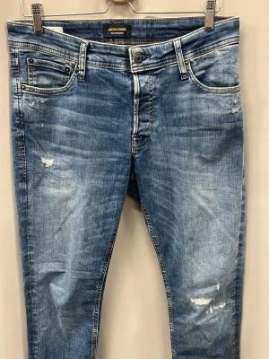 Jack&jones jeans Slim glenn - Mycket bra skick i storlek W33/L34, jag är 185 cm och väger ca 76 kg och de sitter bra