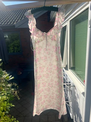 Blommig klänning - Säljer min fina blommiga klänning från Gina tricot. Använd 1 gång. Tog en större storlek än vad ja brukar ha då jag ville ha den ner till mina fötter. Ja är vanligt vis S/M och L passade bra också
