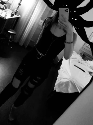 Black ripped jeans XS-S - Only used very few times! 31cm waist