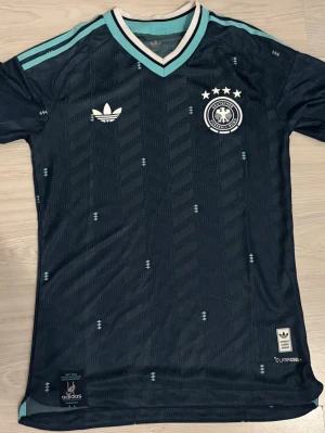 Tysklands retro fotbollströja Adidas - En väldigt fin vm 2026 tröja från Tyskland.  Det är storlek S men passar XS skulle jag säga. Säljer den på grund av den inte passar mig. Priset kan diskuteras. 