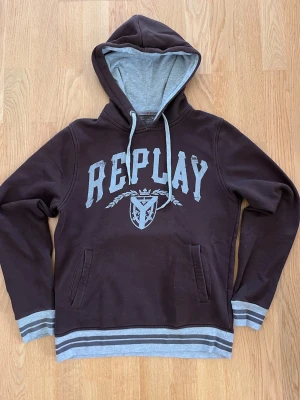 Replay hoodie - Riktigt fet hoodie från Replay i en snygg Brun färg | Storlek M men sitter mer som S | Fint skick✅|