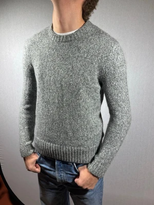 H&M tröja XS - Hej och välkommen till byTorén. Detta är en tröja från H&M i storlek S men sitter som XS. Modell på bild är ca 182, 67kg. Plagget är i bra skick utan några defekter. Tveka inte på att höra av dig, även om det skulle vara minsta lilla;)