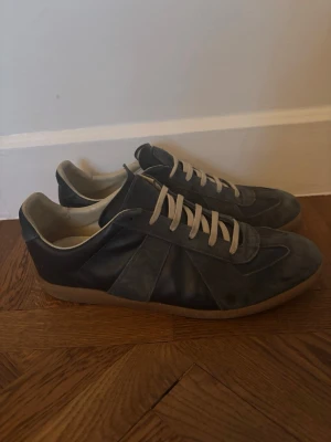 Maison margiella gats  - Hej säljer dessa sjukt snygga maison margiella skor de är i bra skick förutom den lilla skadan på bild 4 pris endast 2000kr självklart äkta kom gärna med frågor 