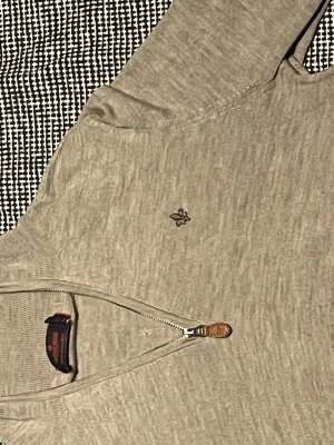 Beige tröja med halv dragkedja - Tyvärr dåligt sick då de är små hål i tröjan jag har bara hittat 3 små små hål så jag sänker priset ordentligt 