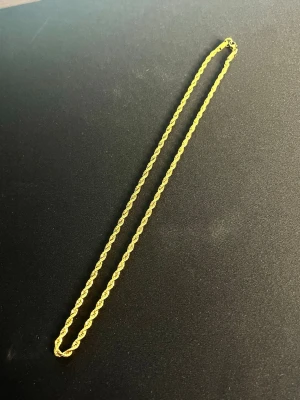 Guldfärgat tvinnat halsband - Snygg kedja 3-4 mm och är 55cm lång