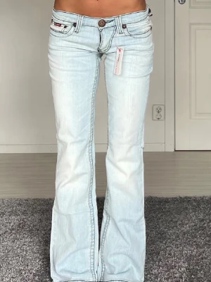 Ljusblå bootcut jeans med låg midja - Snygga ljusblå jeans med bootcut och låg midja. Mycket bra skick! Använt 1 gång💕