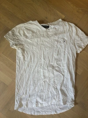 Vit t-shirt med bröstficka - Vit t-shirt i bomull från Clean cut Copenhagen. Storlek M