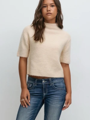 Beige stickad topp med halvpolo från Gina Young - Säljer en beige stickad topp med halvpolo och korta ärmar. Tröjan har en mjuk, fluffig känsla och är något croppad i modellen.Tröjan är från Gina Young i storlek 170 vilket är XS/S i vuxen storlek 