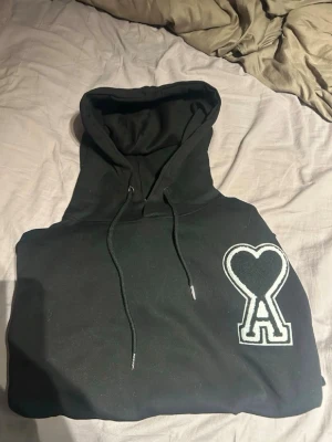 Ami Paris hoodie - Svart hoodie med huva och dragsnören. perfekt för en chill och stilren look. Kom gärna med frågor!