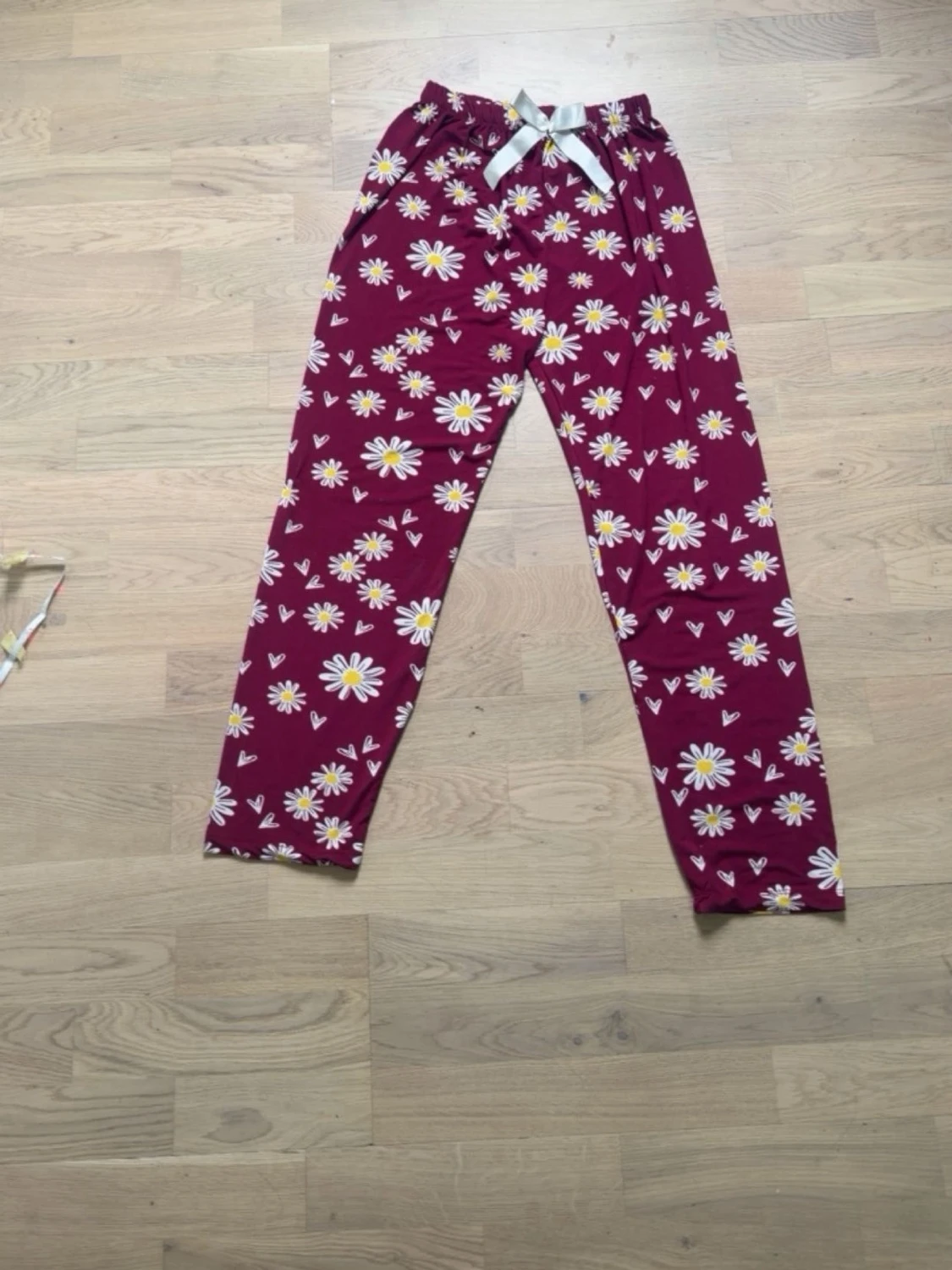 Vinröda pyjamasbyxor med prästkragar