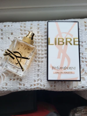 Yves Saint Laurent Libre Eau de Toilette✨️ - Libre Eau de Toilette från Yves Saint Laurent, korken är dessvärre på vift 🌺