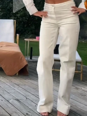 Vita jeans  - Helt nya. Kom privat om ni vill ha fler bilder! Länge tall 