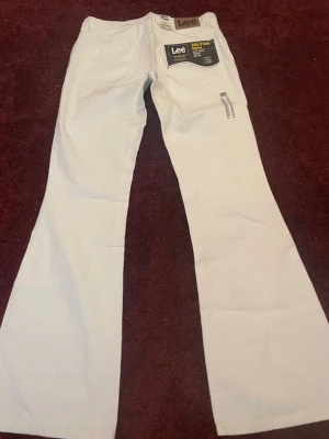 Vita low waist jeans från Lee - Snygga vita low waist bootcut jeans. Helt nya och har inte använt dom nån gång bara testat på. Tyvärr så passade dom inte mig så jag säljer dom vidare för bättre pris. Pris kan diskuteras💕