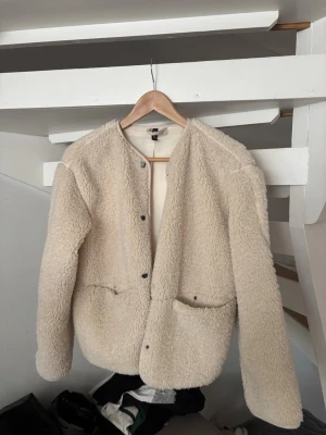 Beige teddyjacka HM - beige teddyjacka med knappar, i storlek XXS🤍