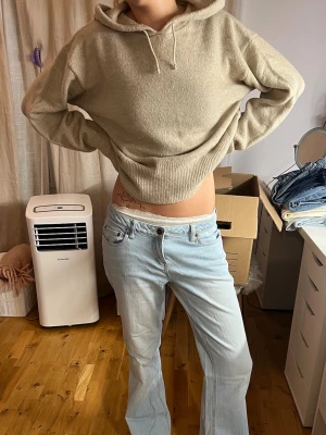 Beige hoodie i mjukt material - Från Gina i storlek 170, beige stickad huvtröja! Använd fåtal gånger.