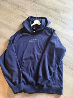 Mörkblå hoodie från Artveguide - Snygg mörkblå hoodie från Artveguide med trycket 'CONCENTRÉ CLUB PRIVÉ MEMBERS ONLY' på bröstet. Fräsch hoodie med andra ord från Concentré aldrig använd!