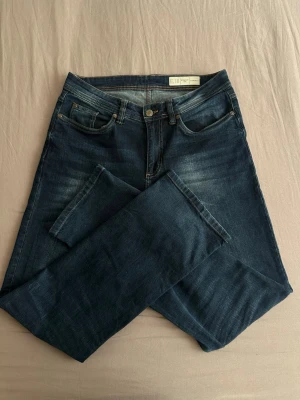 Mörkblå raka jeans  - 32/32