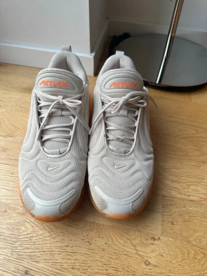 Nike Air Max beige sneakers - Snygga Nike Air Max sneakers i beige mesh med vita och orange detaljer. Skorna ej tillgängliga nånstans unik bra skick 