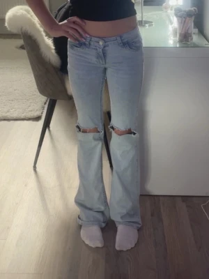 nelly low waist jeans  - säljer jeans från nelly (low waist) lite slitna för nere men inget man ser bör man har på sig dem! pris kan diskuteras