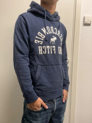 Abercombie & Fitch hoodie - Riktigt fet hoodie ifrån Abercombie & Fitch i storlek S. Mycket bra skick. Modellen är 173cm, 64kg. Pris kan diskuteras!!