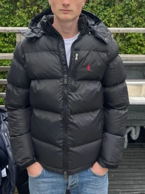 Ralph Lauren dunjacka - Nyskick Storlek S, funkar även för M Modellen är 180cm och 66kg Hör gärna av dig